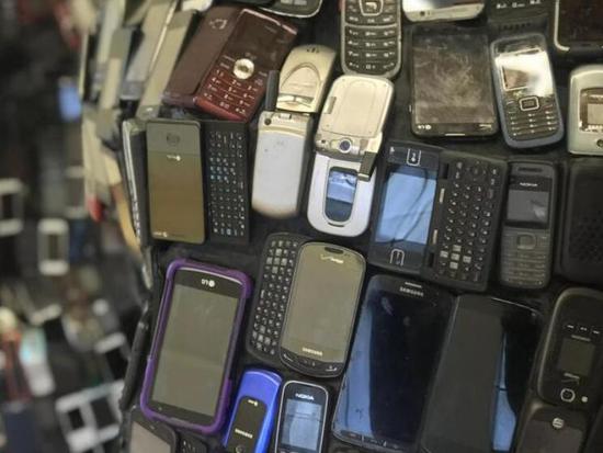 藝術家用廢舊電子產品做雕塑 你能認出來嗎